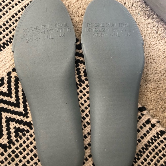 LIKE NEW NIKE ROSHES - Picture 6 of 7